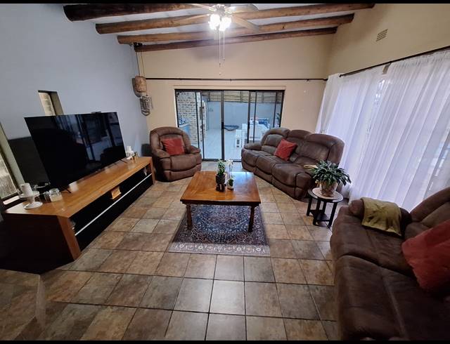 3 BEDROOM HOUSE FOR SALE IN VANDERBIJLPARK SE 7